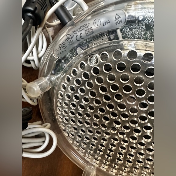 Harmon Kardon SoundSticks II Speakers - Picture 7 of 9